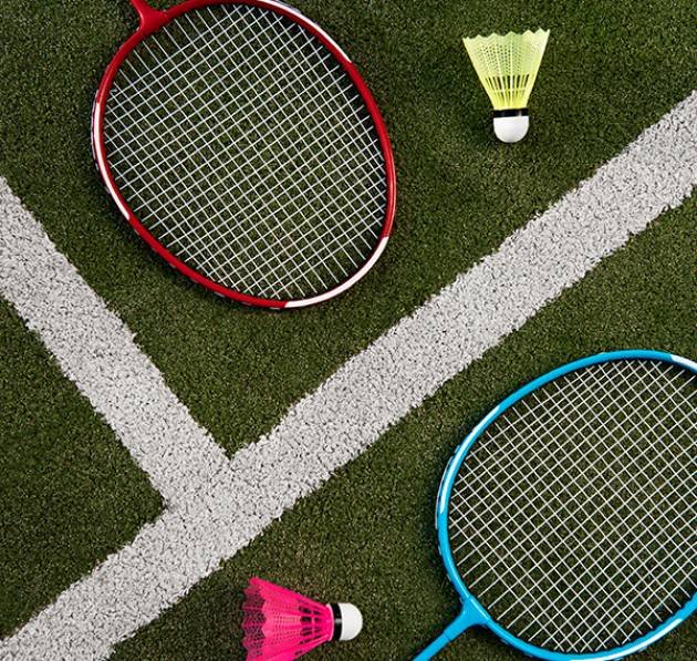badminton-concept-with-shuttlecock-racket badminton-concept-with-shuttlecock-racket